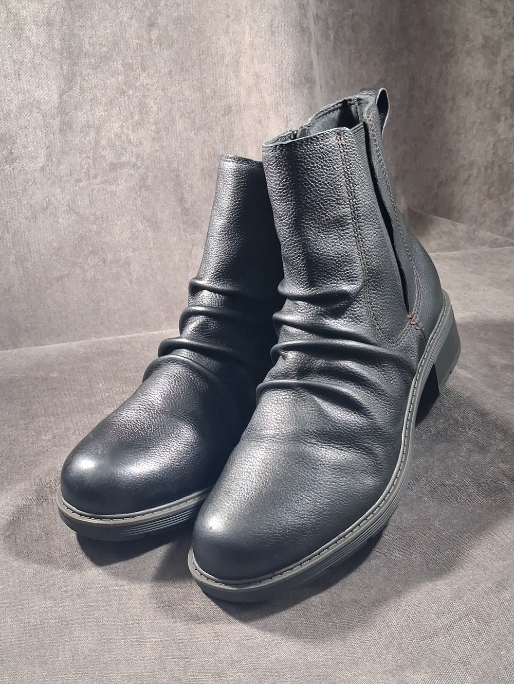 Clarks Hearth Rose Black Leather Zip + Elastic Side Panel Ankle Boots VG- US 10